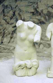 Weibliche Skulptur ohne Kopf, H 73, Steinfigur, Gartenfigur
